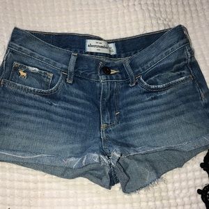 Low wasted denim jean shorts